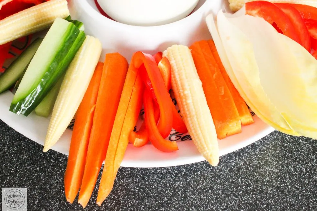 Detailansicht von Gemüsesticks und Dip in einer weißen Schale