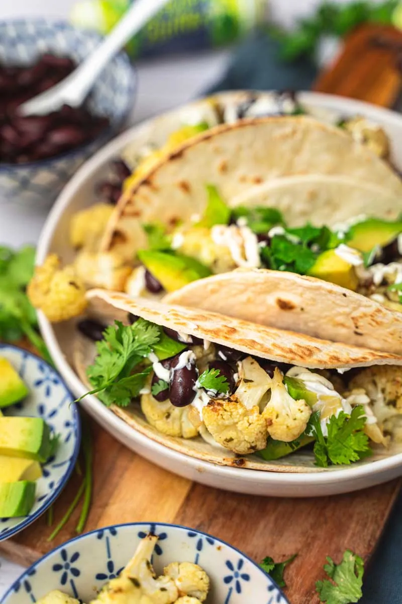 Detailaufnahme der frischen Zutaten für die Taco-Füllung