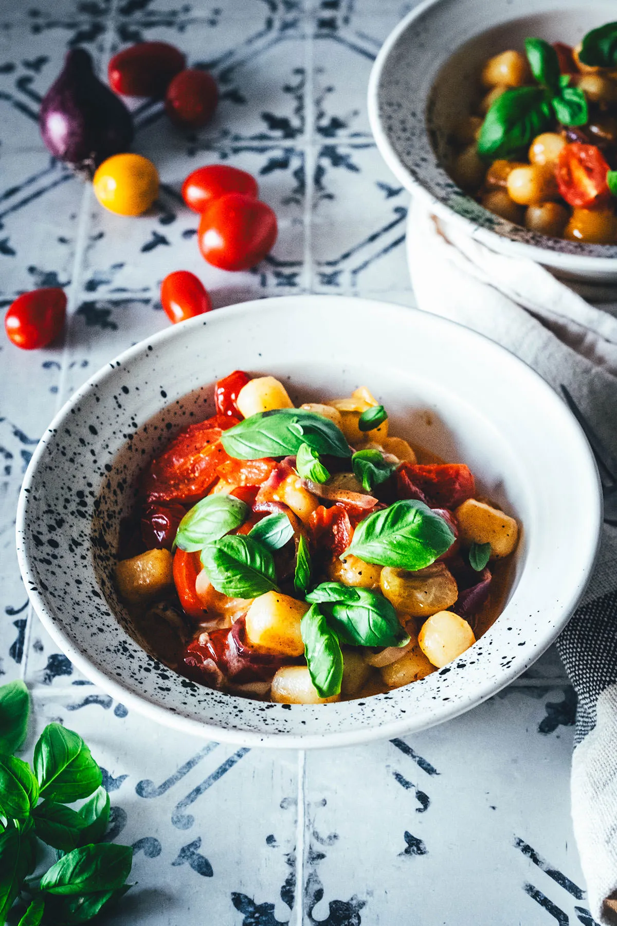 Detailaufnahme der Gnocchi-Pfanne mit Tomaten, Mozzarella und frischem Basilikum.