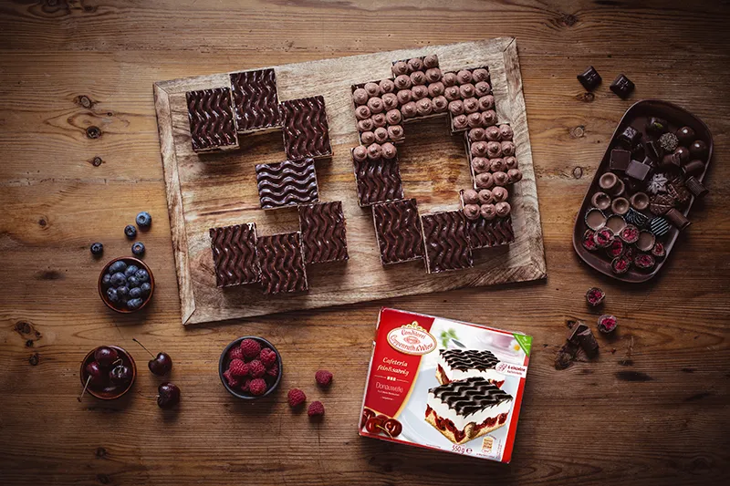 Detailaufnahme der Sahnetupfer auf den Kuchenzahlen