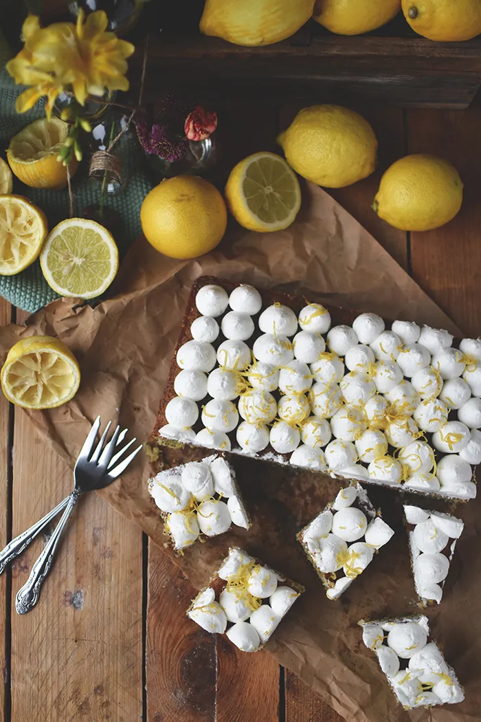 Detailaufnahme des Mohnanteils im saftigen Zitronenkuchen