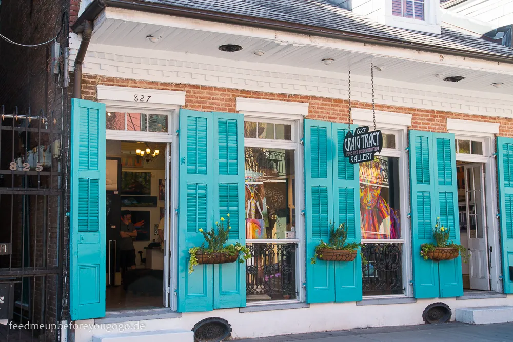 Detailaufnahme einer farbenfrohen Hausfassade im French Quarter, ein Symbol der kulturellen Vielfalt von New Orleans.