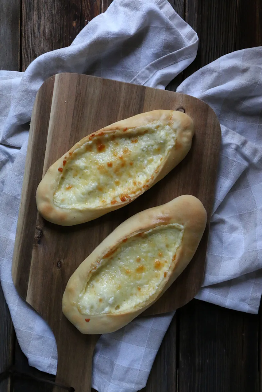 Detailaufnahme einer köstlichen Käse Pide, bereit zum Servieren