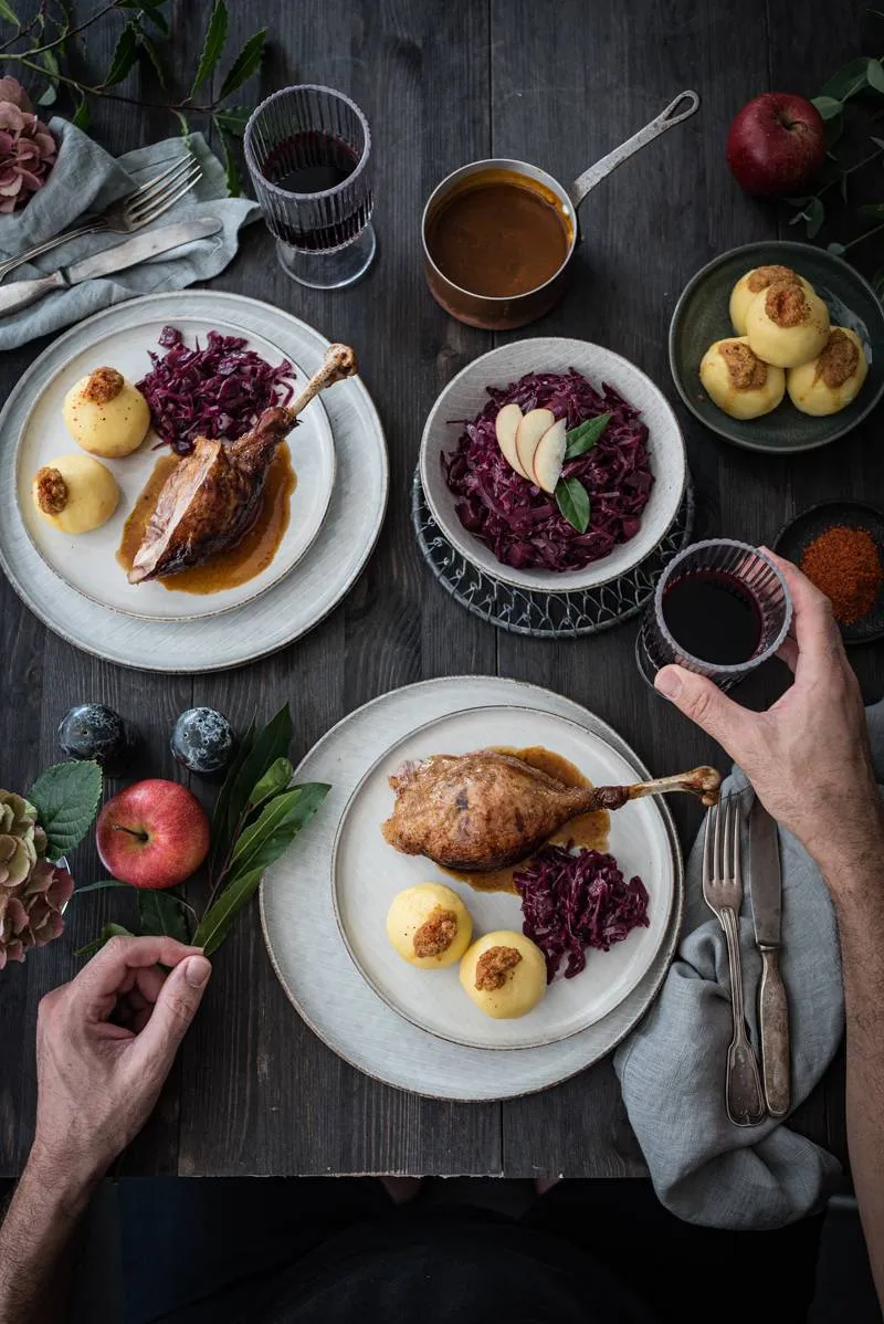 Detailaufnahme eines Gänsebratens, die die Füllung und die saftige Textur des Fleisches hervorhebt.