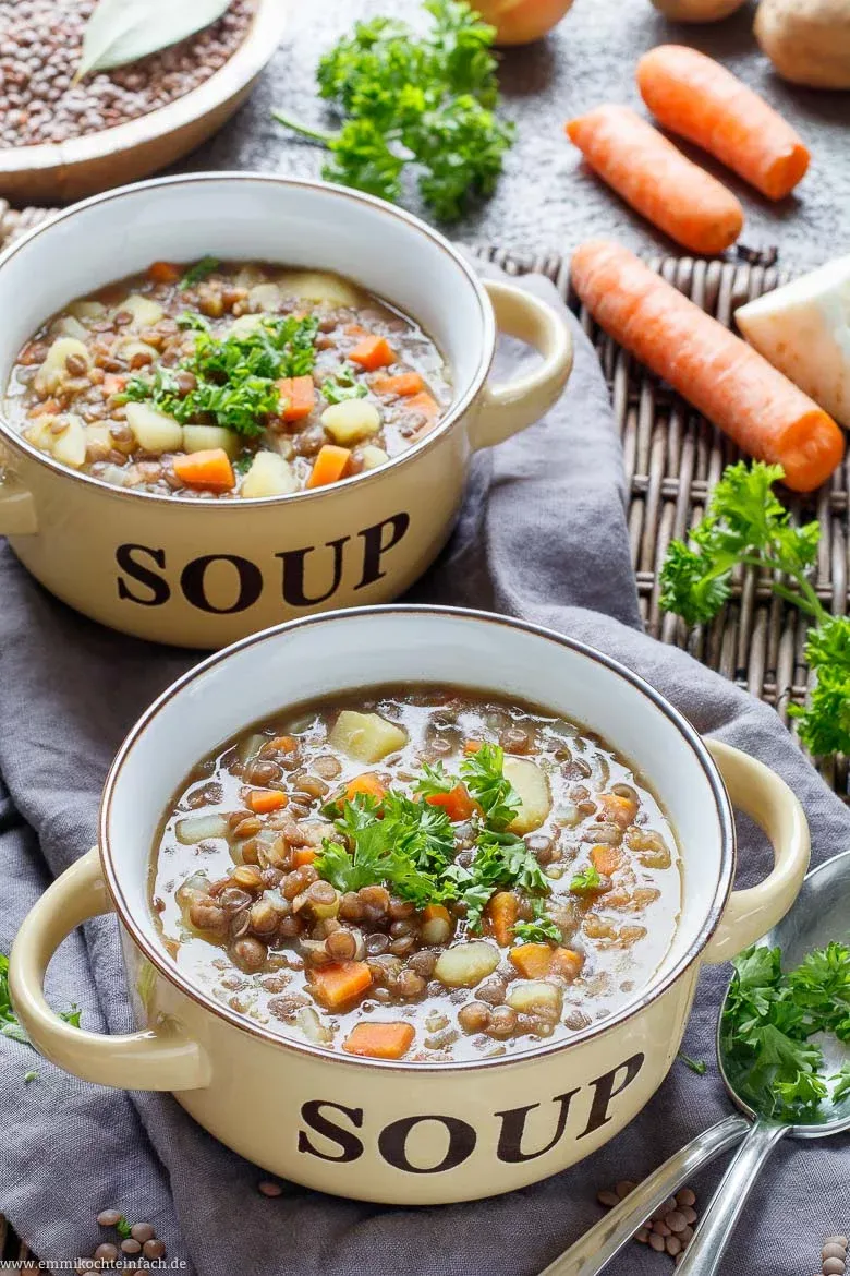 Detaillierte Ansicht des cremigen Berglinsen-Eintopfs mit frischen Kräutern