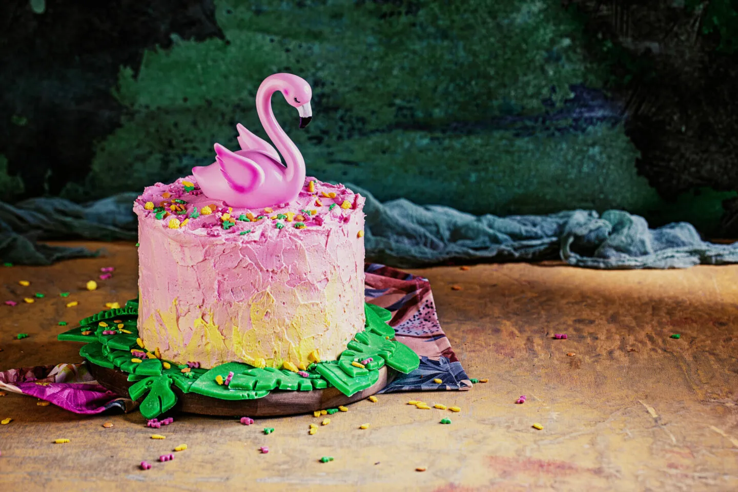 Details der Dekoration eines Flamingo Geburtstagskuchens