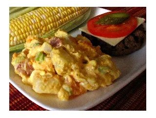 Deutsche Buletten serviert mit cremigem Kartoffelsalat und Maiskolben, ideal für ein Sommer-BBQ