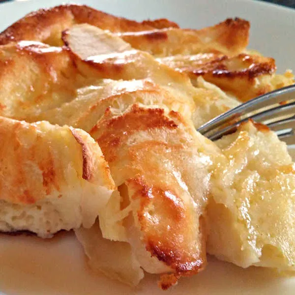 Deutscher Apfelpfannkuchen aus dem Ofen