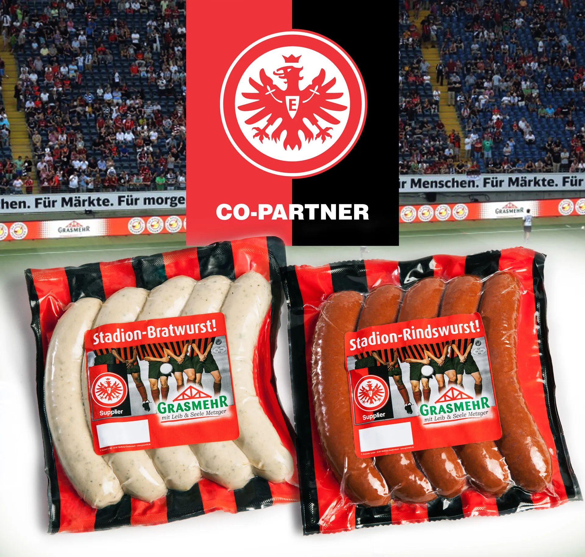 Deutsches Fussballstadion, gefüllt mit Fans, die die Atmosphäre vor einem Spiel genießen.