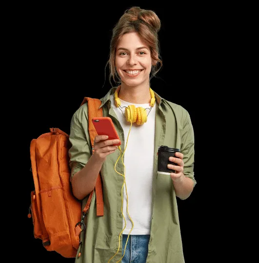 DEVK Studentin recherchiert online passende Versicherungsangebote