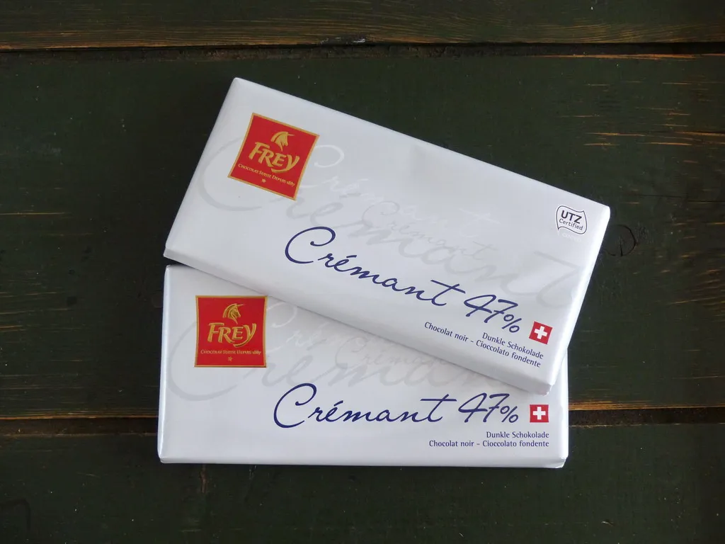 Die Anfangsmischung für Sven Epineys Kuchen: Eier, Zucker und Mehl werden zu einer hellgelben Masse verrührt.