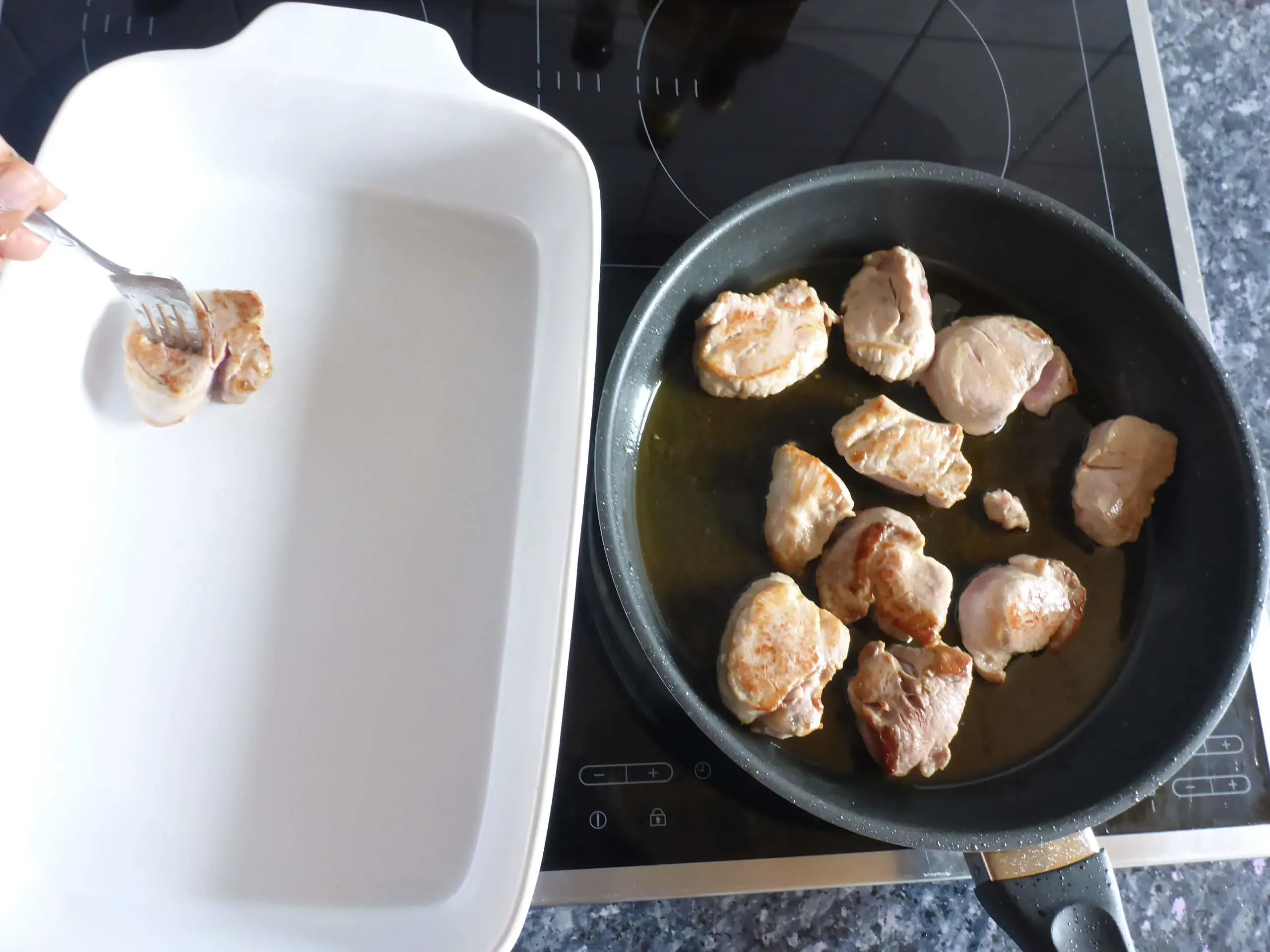 Die angebratenen Schweinefilet-Medaillons ordentlich in einer Auflaufform ausgelegt, bereit für die Zugabe der cremigen Lauch-Pilz-Sauce der Schnitzelpfanne.