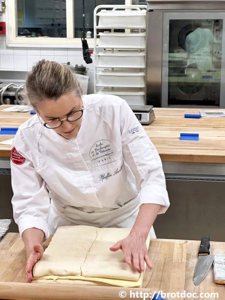 Die aufwendige Herstellung von Croissantteig