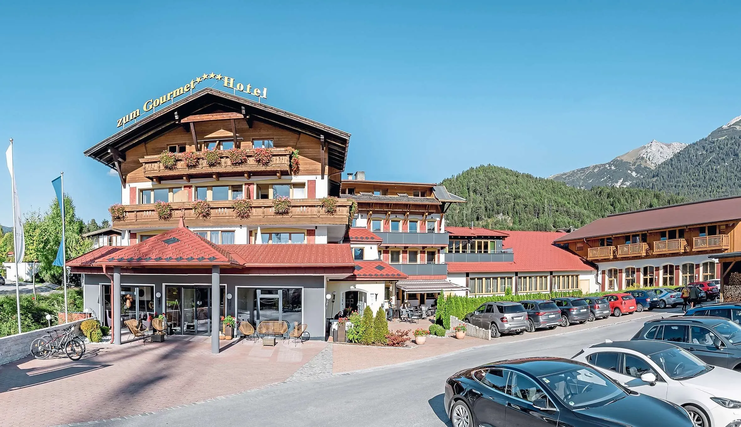 Die Außenansicht des Hotel Zum Gourmet in Seefeld, Tirol, ein 4-Sterne-Hotel mit exzellenter Küche und herzlicher Hundefreundlichkeit.