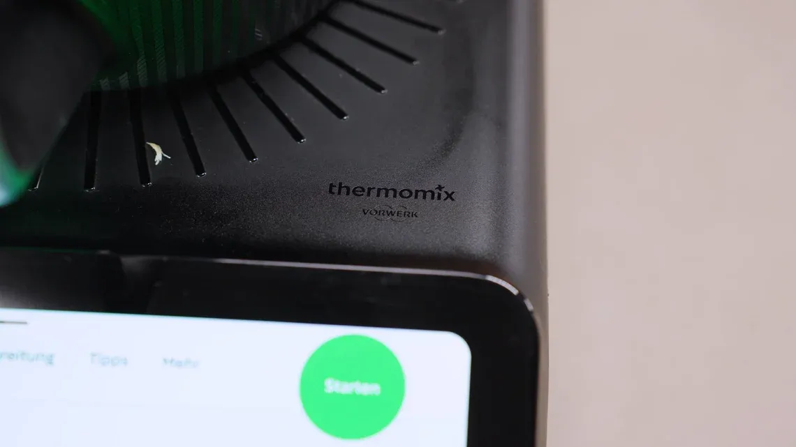 Die Basisstation und der Mixtopf des Thermomix TM7 zeichnen sich durch die typische Vorwerk-Qualität aus, mit Liebe zum Detail.