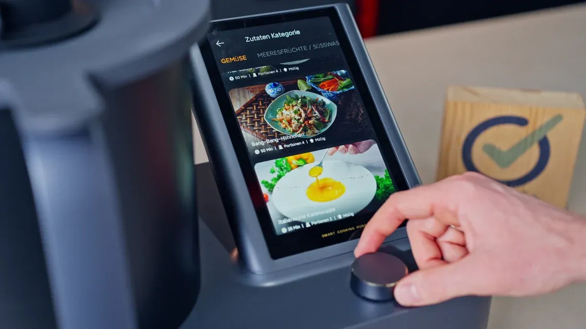 Die Bedienung und Rezeptauswahl erfolgt über das angenehm große Display via Touch, Drehregler oder wahlweise auch via Smartphone-App.
