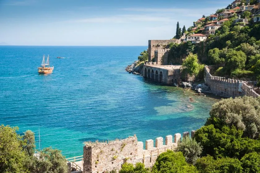 Die beeindruckende Burg von Alanya thront auf einem Felsvorsprung über der Stadt, ein Wahrzeichen dieses türkischen Urlaubsortes.