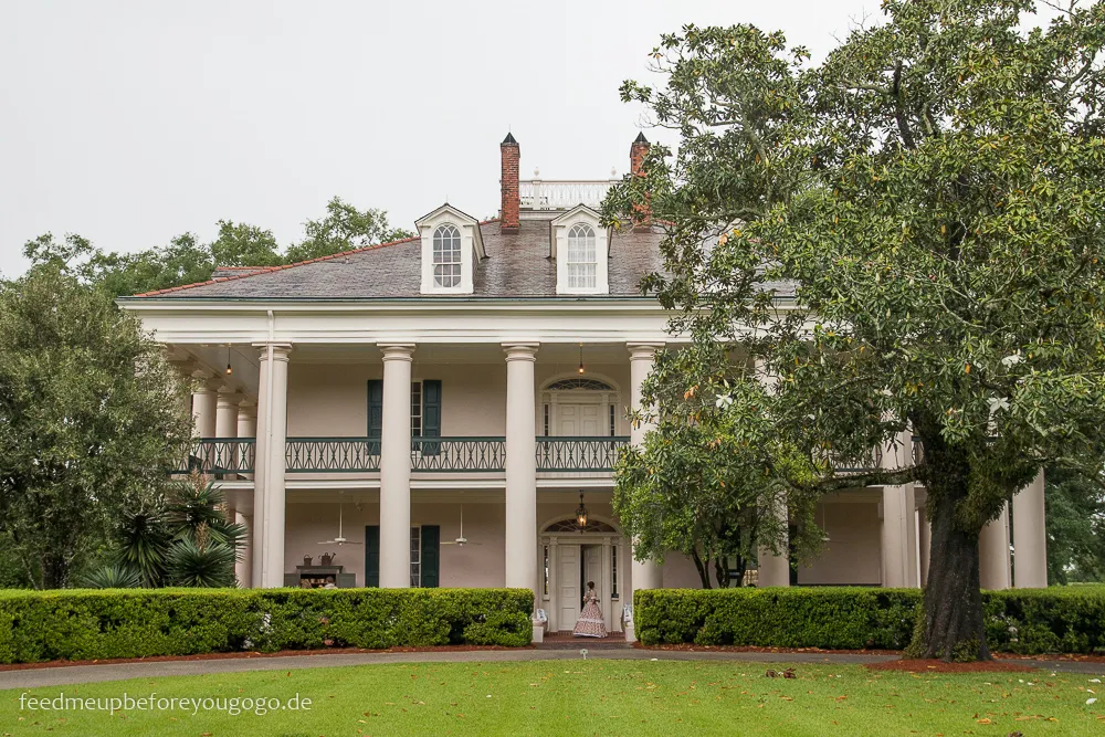 Die beeindruckende Oak Alley Plantation in Vacherie, Louisiana, bekannt für ihre prächtige Eichenallee und historische Bedeutung.