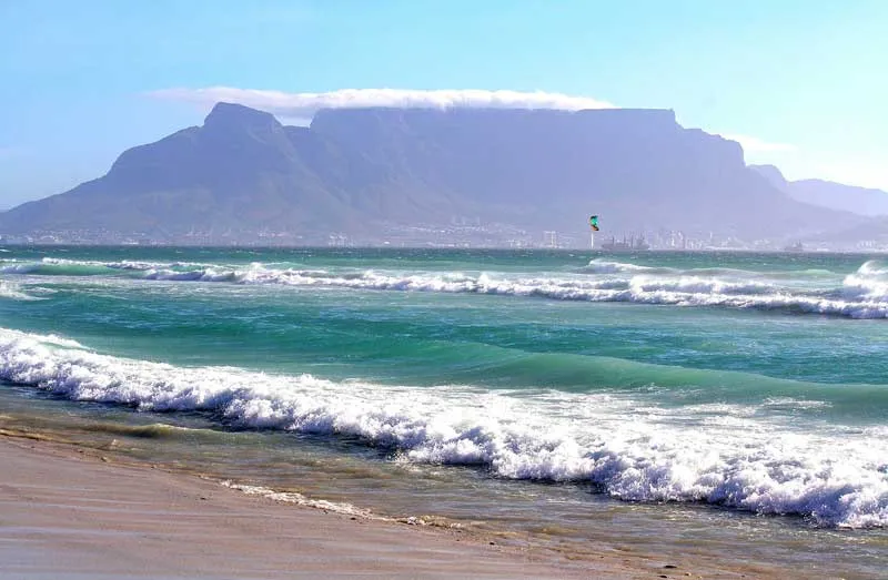 Die beeindruckende Skyline von Kapstadt, Südafrika, mit dem Tafelberg im Hintergrund