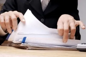 Die Berechnung des Rückkaufswertes einer fondsgebundenen Lebensversicherung ist aufgrund der Vielzahl an Fonds und individuellen Verträgen komplex und kann zu erheblichen Abzügen führen.