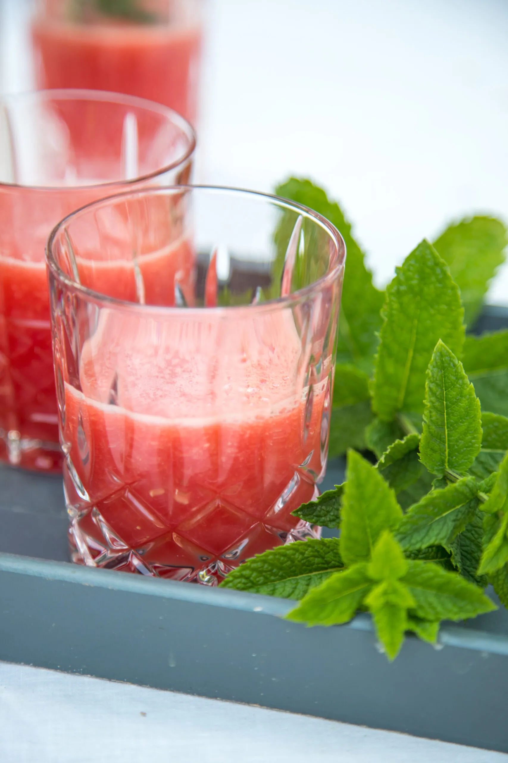 Die beste Erfrischung in diesen heißen Tagen ist ein Wassermelonen Drink. Super fruchtig und lecker!