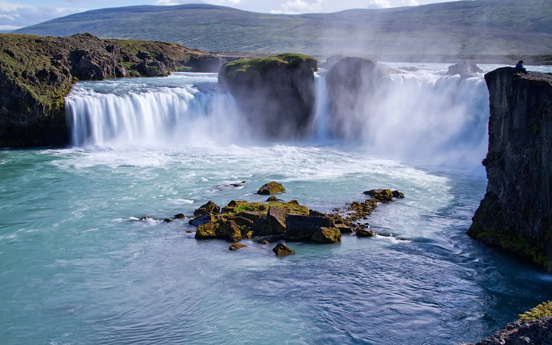 Die Blaue Lagune in Island mit dampfendem, milchblauem Wasser
