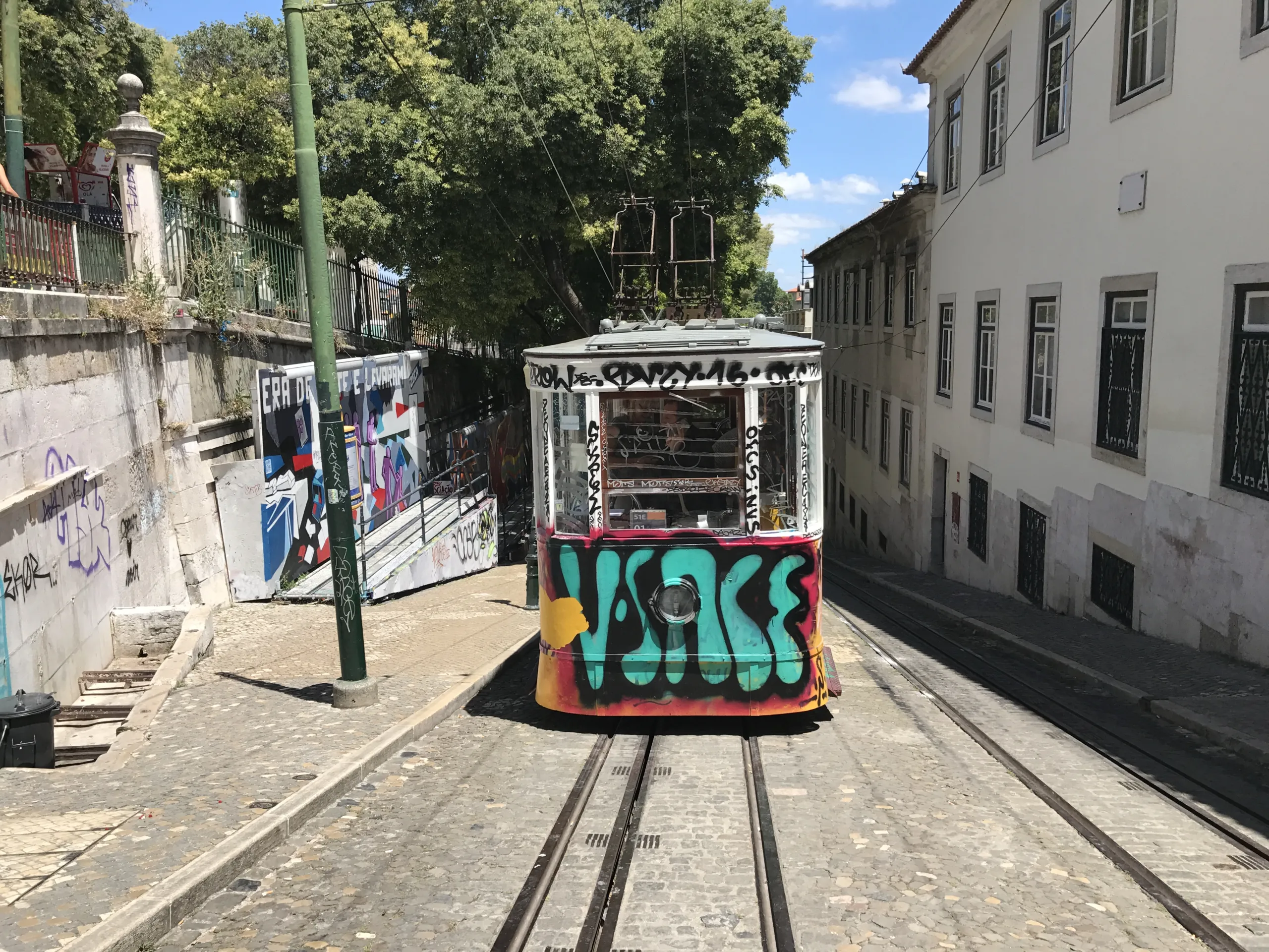 Die bunte Tram, die sich die Gässchen in Lissabon hoch quält, fasziniert nicht nur die Kids (Foto: Sonja Alefi)