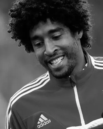 Die Copacabana in Rio de Janeiro, Brasilien, mit dem Zuckerhut im Hintergrund