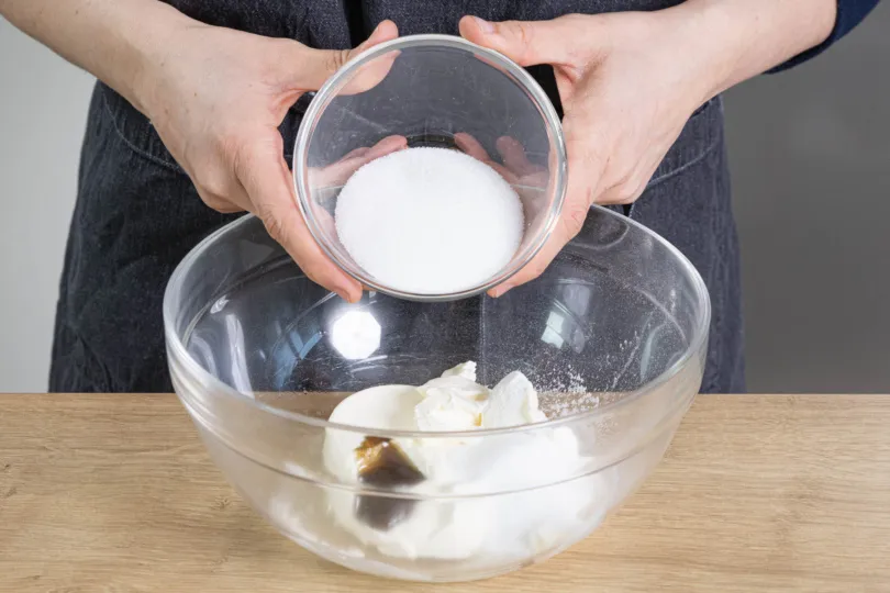 Die cremig aufgeschlagene Frischkäse-Basis für die Philadelphia Sahne Torte.