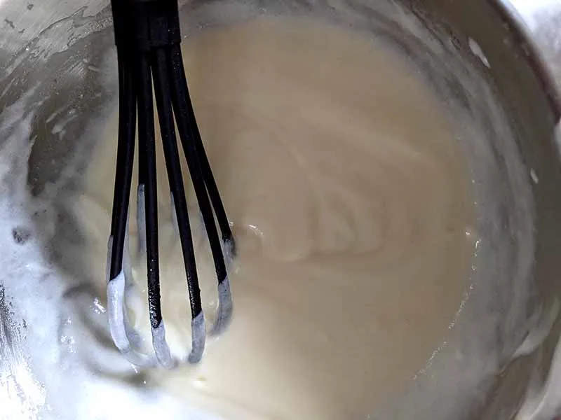 Die cremige Füllung für die Quark-Sahne-Torte wird zubereitet