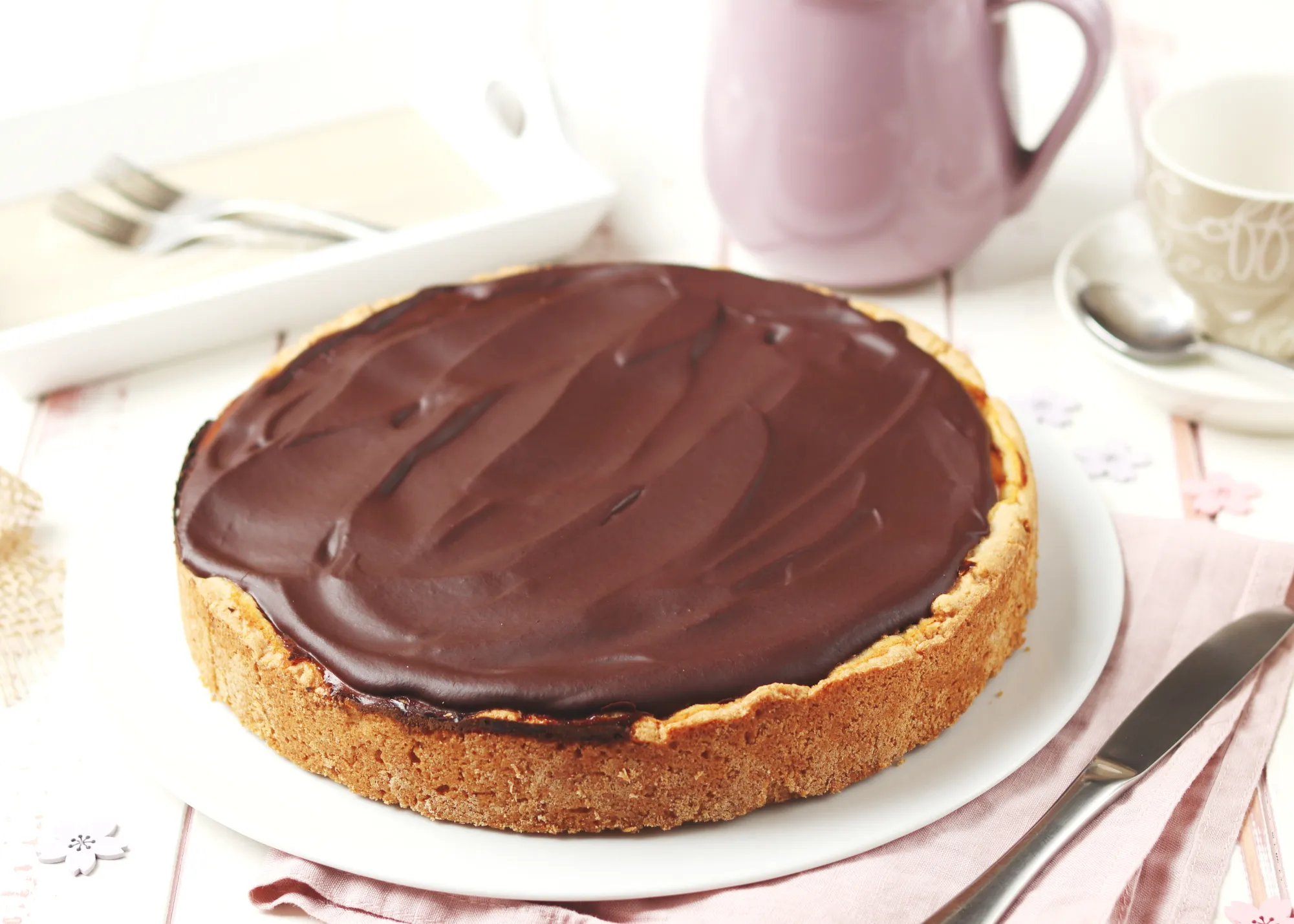 Die cremige Quarkfüllung mit Zartbitter-Schokodrops in der Springform, bereit zum Backen dieses Schoko Käsekuchens.