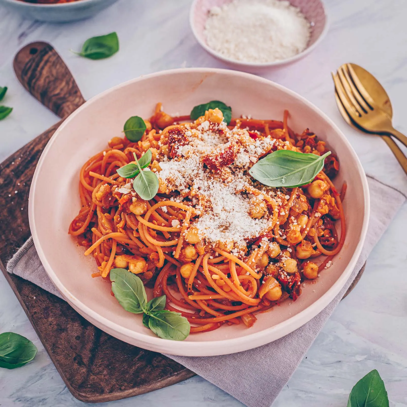 Die cremige vegane Protein Pasta mit Kichererbsen und Linsen, bereit zum Servieren