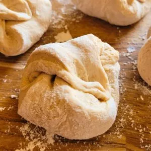 Die Dinkel Quark Brötchen ruhen lassen, bevor sie gebacken werden.