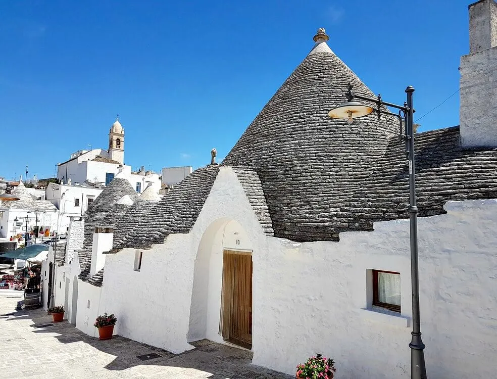 Die einzigartigen Trulli von Alberobello, Apulien, unter strahlend blauem Himmel