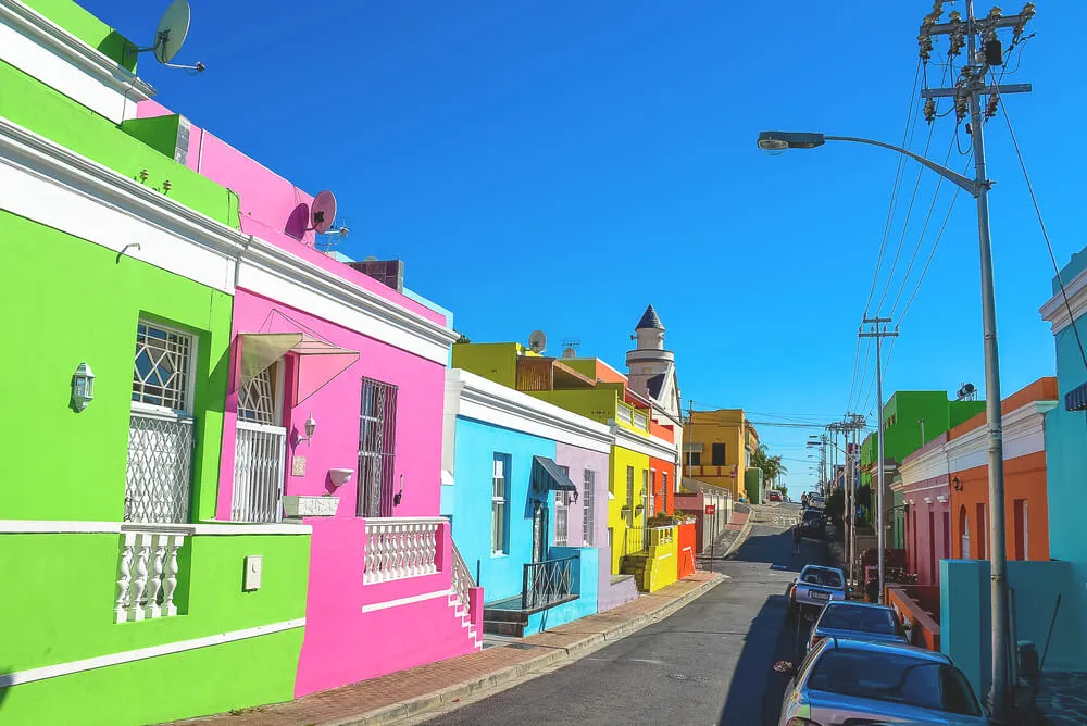 Die farbenfrohen Häuser von Bo-Kaap in Kapstadt, ein kulturelles Highlight am Start der Garden Route