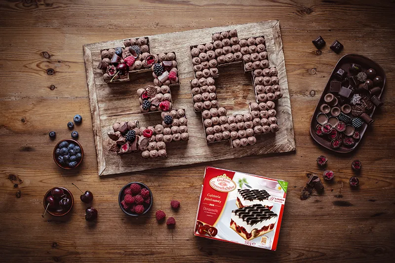 Die fast fertige Geburtstagstorte zum 30. mit einer Fülle an Beeren und Schokolade