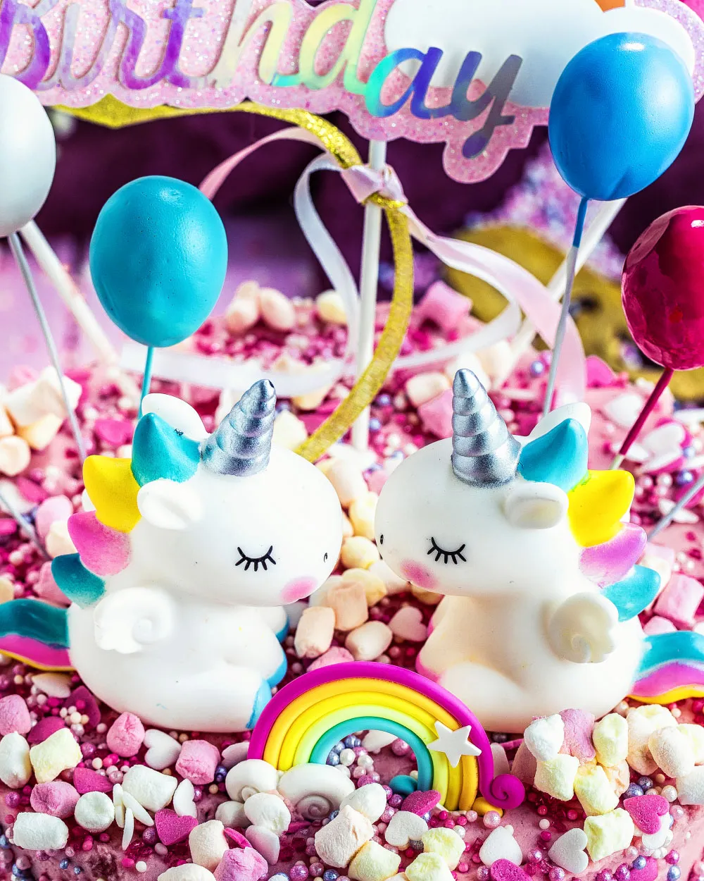 Die fertige Einhorn-Torte mit spielbaren Dekorationen, ein Highlight für jeden Kindergeburtstagskuchen
