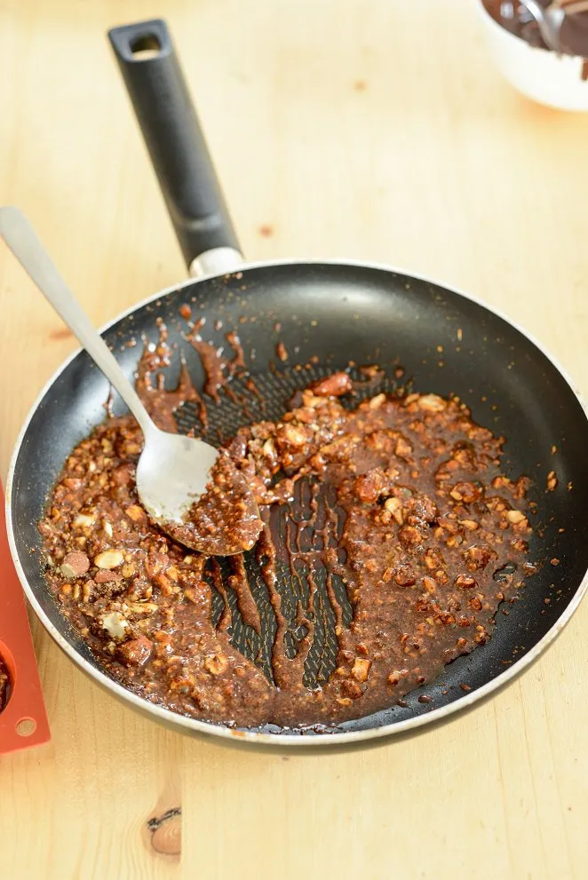 Die fertige Florentiner-Masse aus Mandeln und Karamell, bereit zum Portionieren.