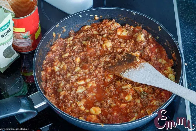 Die fertige Hackfleisch-Tomaten-Füllung köchelt in der Pfanne, reich an Aroma