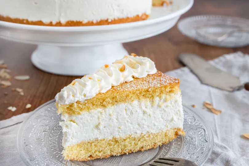 Die fertige Quark-Sahne-Torte nach DDR-Rezept, mit Puderzucker bestäubt und dekoriert