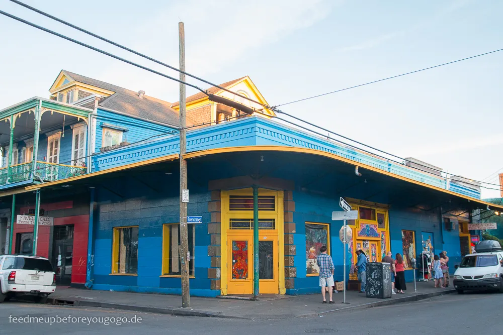 Die Frenchmen Street in New Orleans, bekannt für ihre Live-Musik und lebendige Atmosphäre, mit einem musizierenden Künstler im Vordergrund.