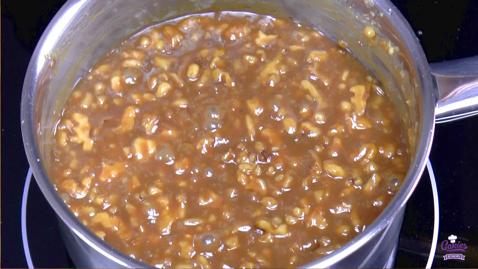 Die Füllung wird zu einer dunklen Karamellmasse gekocht