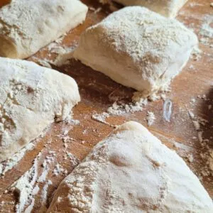 Die geformten Ciabatta Brötchen mit einer Teigkarte abstechen