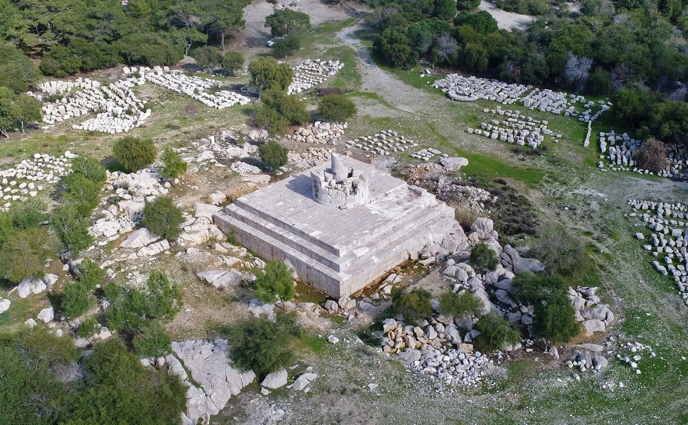 Die gefundenen Steine des Leuchtturms warten auf ihre Neupositionierung
