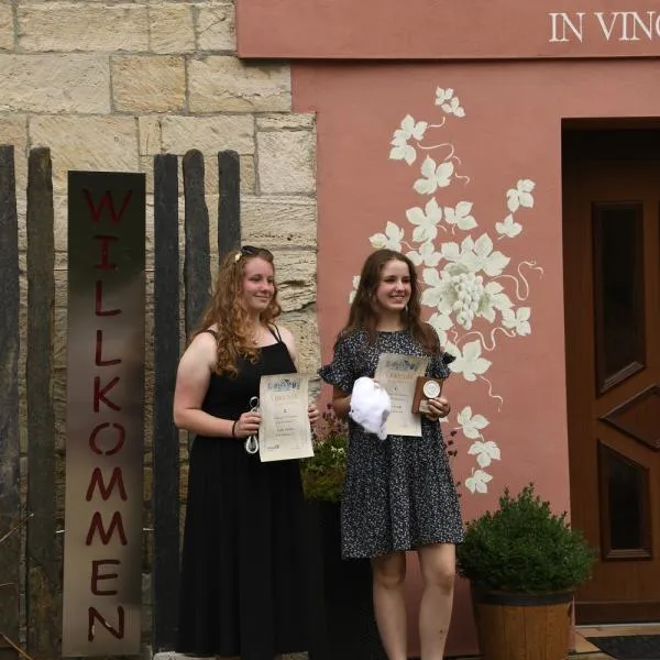 Die Gewinner präsentieren stolz ihre Medaillen