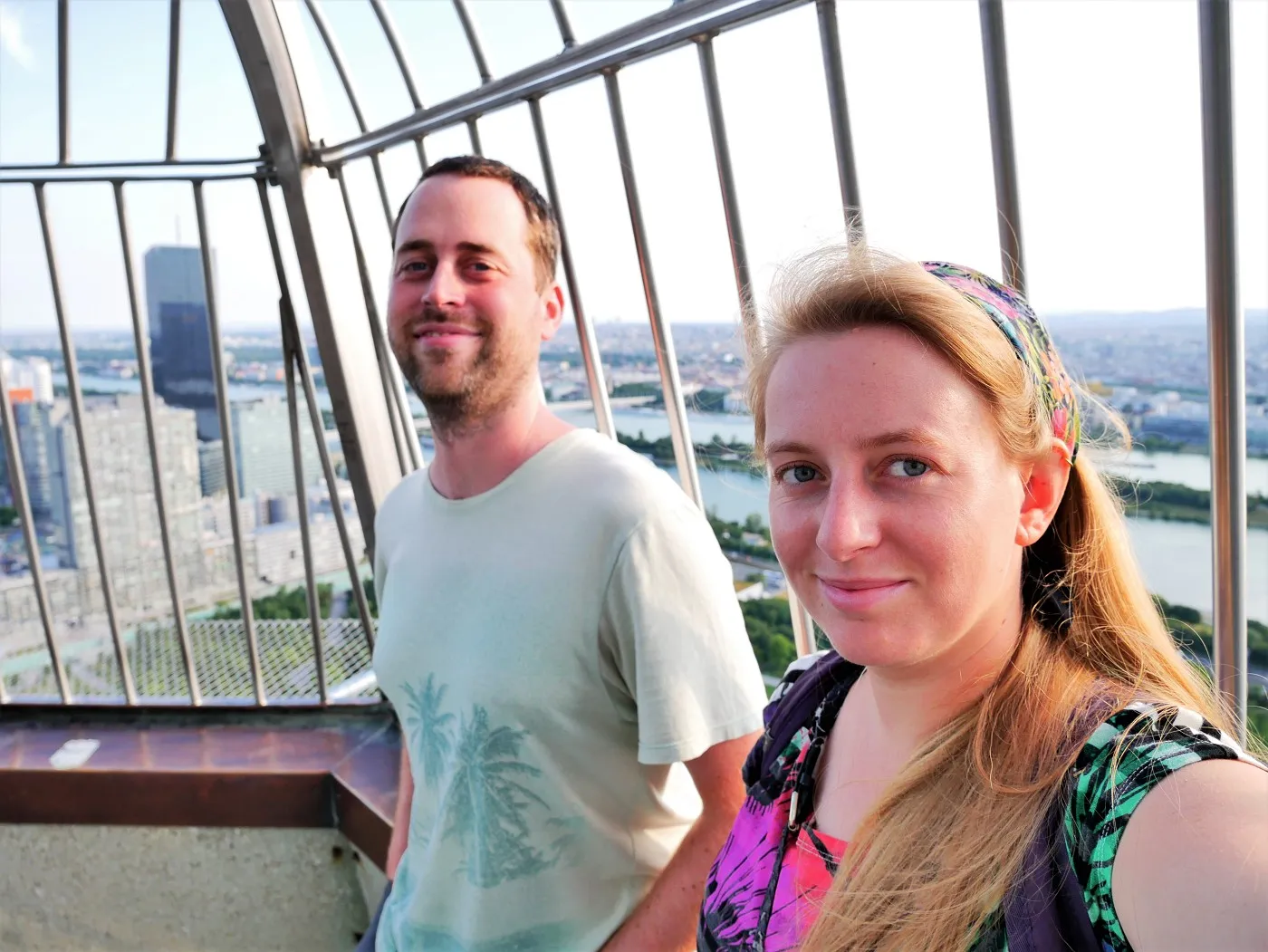 Die Gitterstruktur der Aussichtsplattform des Donauturms