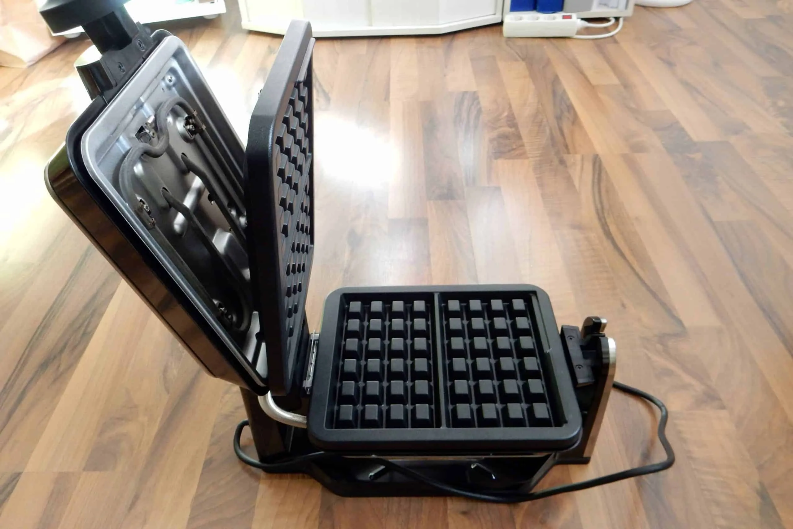 Die herausnehmbaren Heizplatten des Krups FDD95D Waffelautomaten