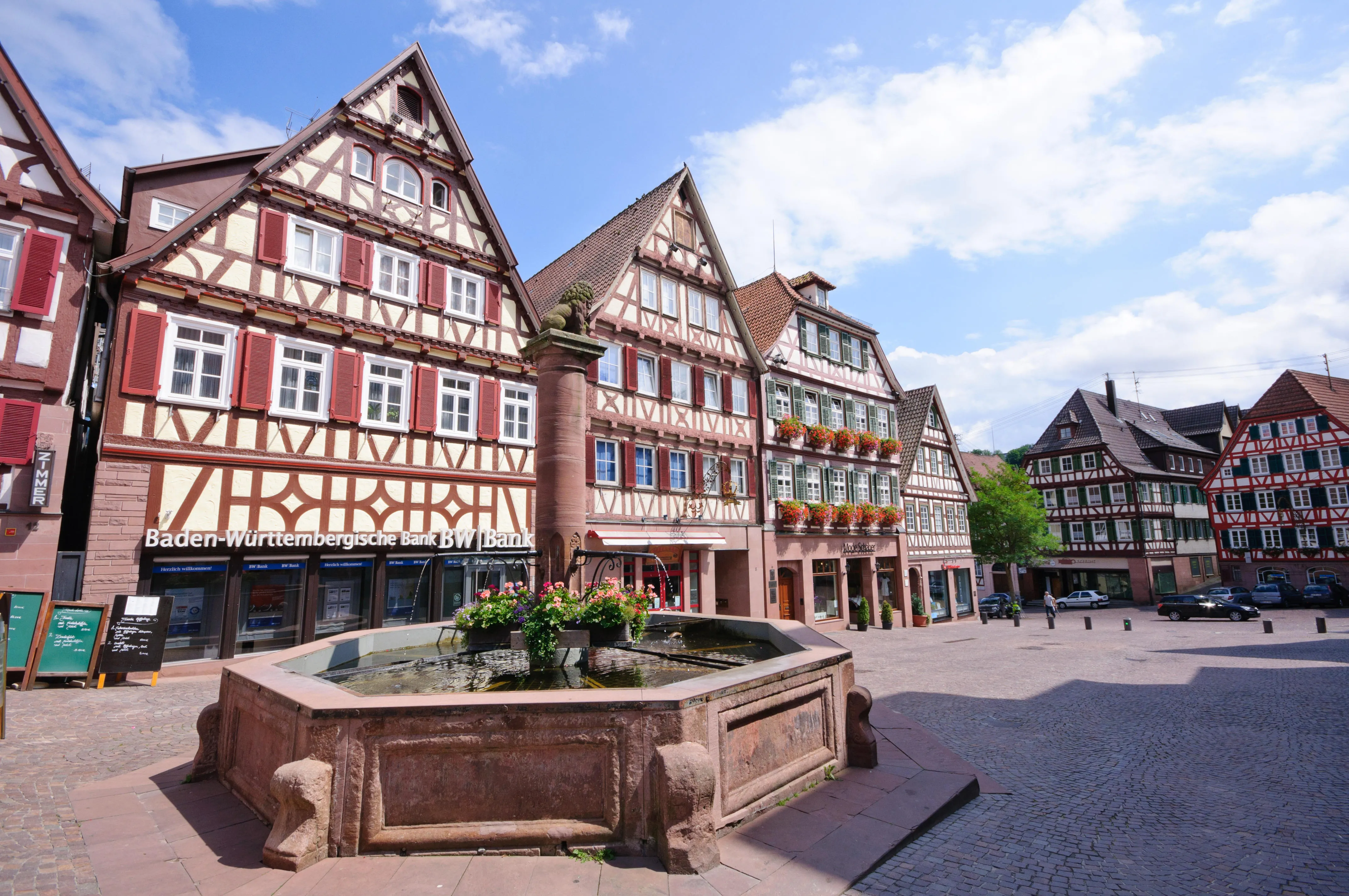 Die historische Altstadt von Calw mit ihren charakteristischen Fachwerkhäusern und dem Marktplatz im Nordschwarzwald