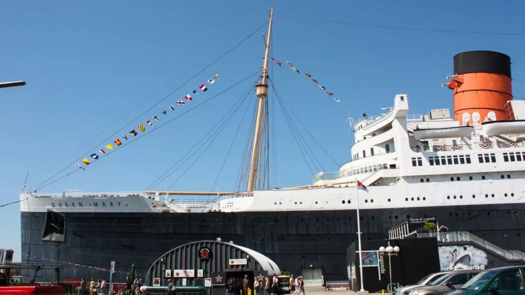 Die historische Queen Mary, ein majestätisches Passagierschiff, in Long Beach