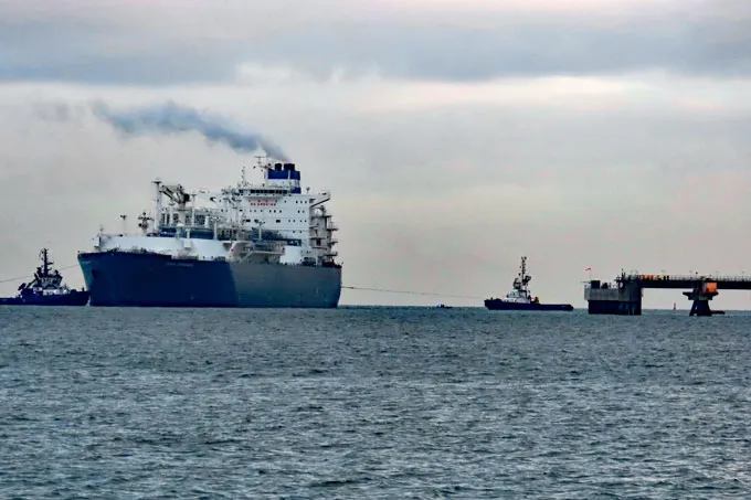 Die Hoegh Esperanza auf dem Weg nach Wilhelmshaven im Dezember 2022: LNG-Terminal Wilhelmshaven, kritisiert wegen fehlender Umweltprüfungen und potenzieller Schäden für das Wattenmeer.